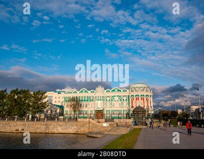 Farbenfrohes historisches Sevastyanova Haus am Ufer des städtischen Sees, Lenin-Allee, Jekaterinburg, Sibirien, Russische Föderation Stockfoto