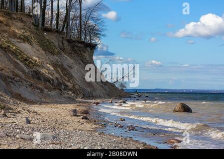 Das Brodtener Ufer an der Ostsee bei Lübeck-Travemünde. Der Naturstrand ist ein Paradies für Steinsammler. Stockfoto