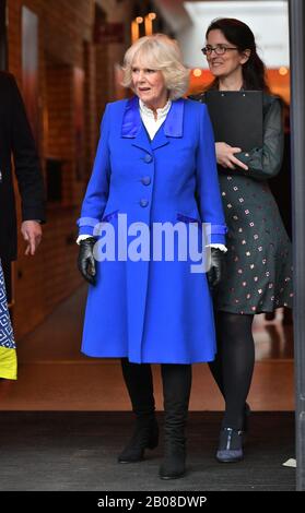 Die Duchess of Cornwall verließ nach einer Führung durch das Kiln Theatre im Rahmen ihres Besuchs in Brent, dem London 2020 Borough of Culture. PA Foto. Bilddatum: Mittwoch, 19. Februar 2020. Der Lichtbildkredit sollte lauten: Dominic Lipinski/PA Wire Stockfoto