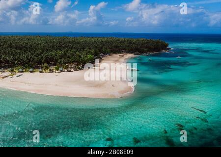 Blick auf die Insel Daku vom Himmel. Aufgenommen mit einer Drohne über der schönen Insel. Konzept über Reisen, Natur und Meereslandschaften Stockfoto