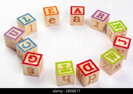 Holz-Alphabet-Blöcke. Nahaufnahme. Kreatives Foto Stockfoto