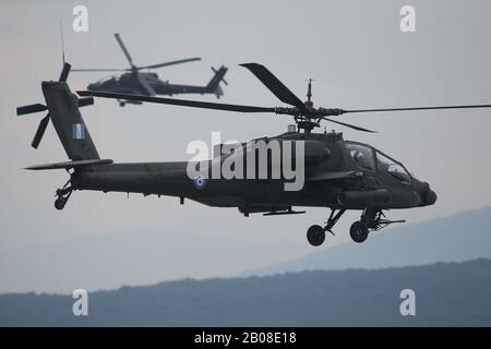 19. Februar 2020, Litochoro, Griechenland: Helikopter der griechischen Armee AH-64 Apache nehmen an der militärischen Übung Teil. Hubschrauber der Army Aviation aus Griechenland und den Vereinigten Staaten nehmen an einer Live-Feuer-Übung Teil, die die enge militärische Zusammenarbeit zwischen den beiden Ländern markiert. (Bild: © Giannis Papanikos/ZUMA Draht) Stockfoto