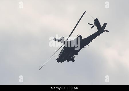 19. Februar 2020, Litochoro, Griechenland: Ein AH-64-Apache-Hubschrauber der US-Armee nimmt an der militärischen Übung Teil. Hubschrauber der Army Aviation aus Griechenland und den Vereinigten Staaten nehmen an einer Live-Feuer-Übung Teil, die die enge militärische Zusammenarbeit zwischen den beiden Ländern markiert. (Bild: © Giannis Papanikos/ZUMA Draht) Stockfoto