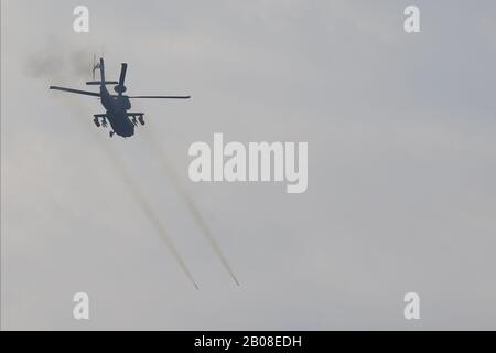 19. Februar 2020, Litochoro, Griechenland: Ein AH-64-Apache-Hubschrauber feuert Raketen ab, während er an der militärischen Übung teilnimmt. Hubschrauber der Army Aviation aus Griechenland und den Vereinigten Staaten nehmen an einer Live-Feuer-Übung Teil, die die enge militärische Zusammenarbeit zwischen den beiden Ländern markiert. (Bild: © Giannis Papanikos/ZUMA Draht) Stockfoto