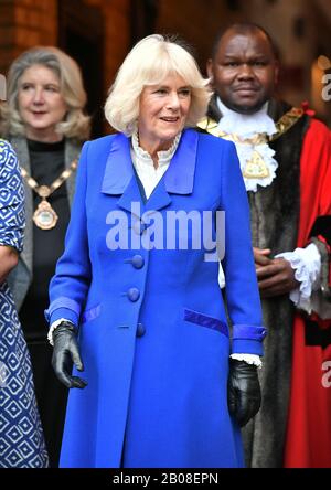 Die Duchess of Cornwall verließ nach einer Führung durch das Kiln Theatre im Rahmen ihres Besuchs in Brent, dem London 2020 Borough of Culture. PA Foto. Bilddatum: Mittwoch, 19. Februar 2020. Der Lichtbildkredit sollte lauten: Dominic Lipinski/PA Wire Stockfoto