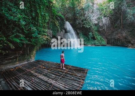 Der Azurblaue Kawasan-Wasserfall in cebu. Die Hauptattraktion auf der Insel. Konzept über Natur und Wanderlust unterwegs Stockfoto