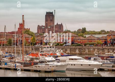 Yachts in Brunswick Dock in Liverpool, mit der Liverpool Cathedral im Hintergrund Stockfoto