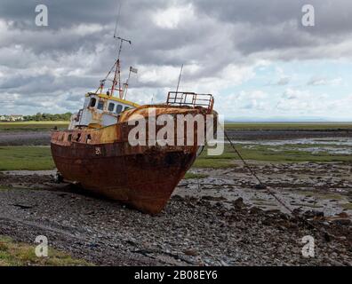 Die Vita Nova, ein verlassener Fischtrawler auf Roa Island bei Barrow-in-Furness, Cumbria, Großbritannien, wurde 2017 vor weiteren Sturmschäden gesehen Stockfoto