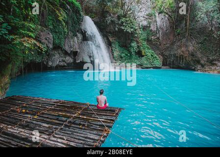 Der Azurblaue Kawasan-Wasserfall in cebu. Die Hauptattraktion auf der Insel. Konzept über Natur und Wanderlust unterwegs Stockfoto