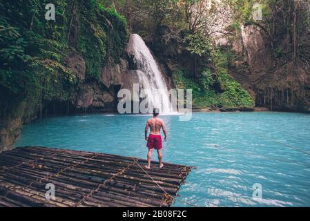 Der Azurblaue Kawasan-Wasserfall in cebu. Die Hauptattraktion auf der Insel. Konzept über Natur und Wanderlust unterwegs Stockfoto