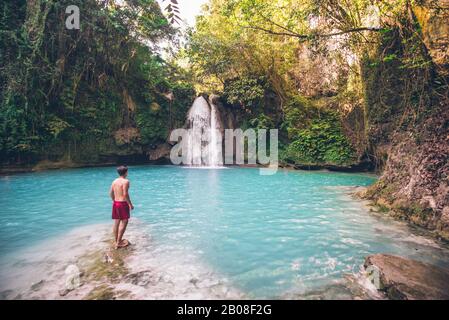 Der Azurblaue Kawasan-Wasserfall in cebu. Die Hauptattraktion auf der Insel. Konzept über Natur und Wanderlust unterwegs Stockfoto