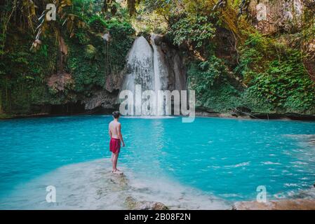 Der Azurblaue Kawasan-Wasserfall in cebu. Die Hauptattraktion auf der Insel. Konzept über Natur und Wanderlust unterwegs Stockfoto