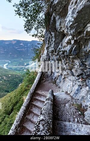 Der "Pilgerweg": Alter Pilgerweg, der das Heiligtum der Madonna della Corona mit dem Tal der Etsch verbindet. Mount Baldo, Veneto, Italien. Stockfoto