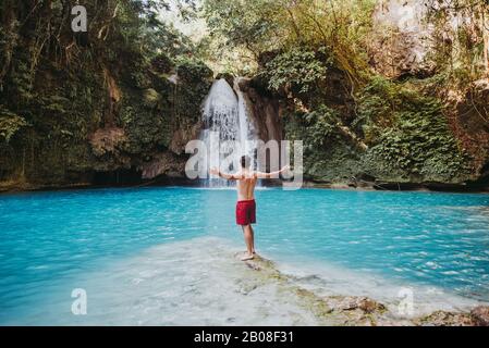 Der Azurblaue Kawasan-Wasserfall in cebu. Die Hauptattraktion auf der Insel. Konzept über Natur und Wanderlust unterwegs Stockfoto