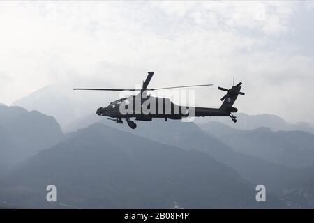 19. Februar 2020, Litochoro, Griechenland: Ein Helikopter der griechischen Armee AH-64 Apache nimmt an der militärischen Übung Teil. Hubschrauber der Army Aviation aus Griechenland und den Vereinigten Staaten nehmen an einer Live-Feuer-Übung Teil, die die enge militärische Zusammenarbeit zwischen den beiden Ländern markiert. (Bild: © Giannis Papanikos/ZUMA Draht) Stockfoto