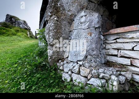 Italienische Armeeplakette des Großen Krieges in Malga Baffelan. Campogrosso-Pass, Recoaro Terme, Provinz Vicenza, Venetien, Italien, Europa. Stockfoto