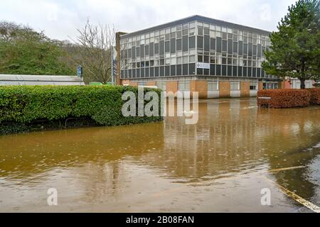 NANTGARW, IN DER NÄHE VON CARDIFF, WALES - FEBRUAR 2020: Überflutete Straße außerhalb der NHS-Gesundheitsdienste auf dem Treforest Industrial Estate in der Nähe von Cardiff Stockfoto