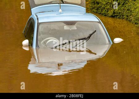 NANTGARW, IN DER NÄHE VON CARDIFF, WALES - FEBRUAR 2020: Nahaufnahme eines im Sturmwasser untergetauchten Autos, nachdem der Fluss Taff seine Ufer in der Nähe von Cardiff platzte. Stockfoto