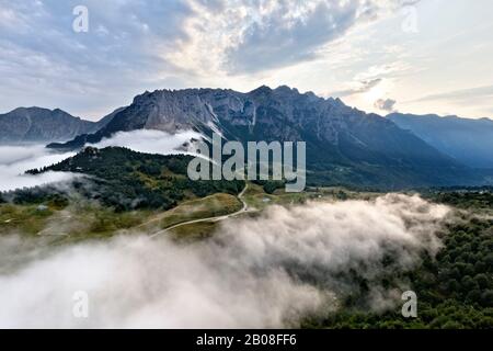 Piccole Dolmiti: Die Bergkette Carega und unterhalb des Campogrosso-Passes. Vallarsa, Provinz Trient, Trentino Alto-Adige, Italien, Europa. Stockfoto