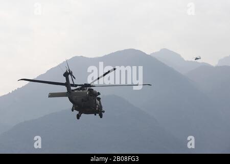 19. Februar 2020, Litochoro, Griechenland: Armeehubschrauber nehmen an der militärischen Übung Teil. Hubschrauber der Army Aviation aus Griechenland und den Vereinigten Staaten nehmen an einer Live-Feuer-Übung Teil, die die enge militärische Zusammenarbeit zwischen den beiden Ländern markiert. (Bild: © Giannis Papanikos/ZUMA Draht) Stockfoto