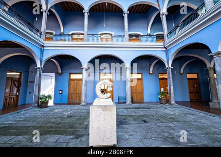 Das Stadtsymbol einer Schlange im Innenhof des Rathauses im Kolonialstil im zentralen historischen Viertel Coatepec, Veracruz State, Mexiko. Stockfoto