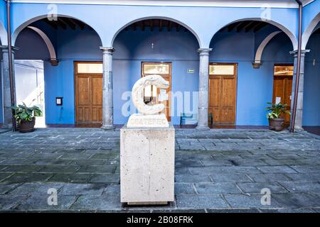 Das Stadtsymbol einer Schlange im Innenhof des Rathauses im Kolonialstil im zentralen historischen Viertel Coatepec, Veracruz State, Mexiko. Stockfoto