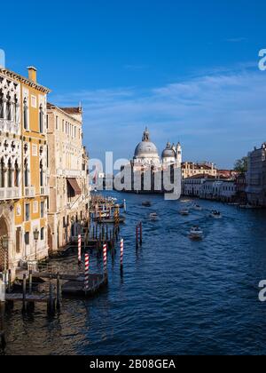 Blick auf die Kirche Santa Maria della Salute in Venedig, Italien. Stockfoto