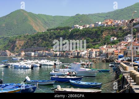 Viele kleine Boote im Hafen von Tropea. Stockfoto