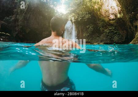 Der Azurblaue Kawasan-Wasserfall in cebu. Die Hauptattraktion auf der Insel. Konzept über Natur und Wanderlust unterwegs Stockfoto