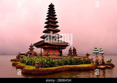 Unglaublicher Blick auf den Pura Ulun Danu Bratan Tempel in einem nebligen Tag Stockfoto