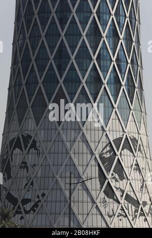 Oktober 2019 das Gesicht von Tamim bin Hamad Al Thani an der Fassade eines Gebäudes in Doha, Katar. Stockfoto