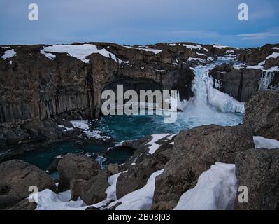 Der Wasserfall Aldeyjarfoss in Island am frühen Abend zur blauen Stunde Stockfoto