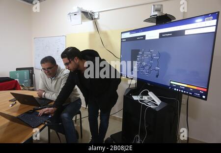 (200219) -- RAMALLAH, 19. Februar 2020 (Xinhua) -- der palästinensische Student Malek Zek (R) erklärt dem Professor der Birzeit-Universität, wie eine Bewerbung für ein Auto funktioniert, im Zentrum Für Informationstechnologie der Universität Birzeit, in der Westjordanstadt Ramallah, 19. Februar 2020. Palästinensische Studenten im Westjordanland haben mit US-Universitäten zusammengearbeitet, um eine Smartphone-Anwendung zu entwickeln, die zur Reduzierung der Fahrzeugemissionen auf der ganzen Welt beitragen kann. Dem Team gehörten sechs Studenten der Birzeit University an, zusammen mit dem Massachusetts Institute of Technology (mit), der Harvard University, UMass Dartmout Stockfoto