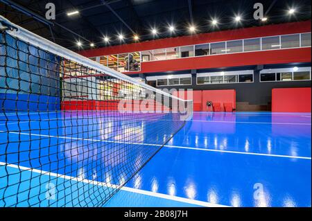 Leerer Hallentennisplatz in blauer Farbe Stockfoto