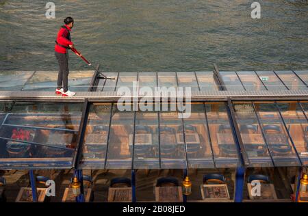 Reinigung Dach eines Allesäuberhausboot Paris Frankreich Stockfoto