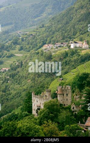 Brunnenburger Mittelburg und Umgebung in der Nähe des Dorfes Dorf in Südtirol, Italien Stockfoto