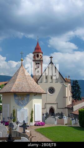 Die Kirche des Hl. Johannes des Täufers und ihr Friedhof in Dorf Tirol, bei Meran, Südtirol, Italien. Stockfoto