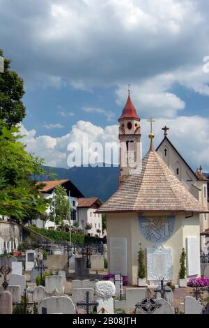 Die Kirche des Hl. Johannes des Täufers und ihr Friedhof in Dorf Tirol, bei Meran, Südtirol, Italien. Stockfoto
