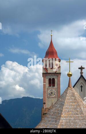 Die Kirche des Hl. Johannes des Täufers in Dorf Tirol, bei Meran, Südtirol, Italien.Detail Dach und Glockenturm. Stockfoto