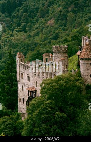 Brunnenburger Mittelburg und Umgebung in der Nähe des Dorfes Dorf in Südtirol, Italien Stockfoto