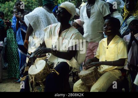 AFRIKA, GAMBIA, LOKALE TÄNZE UND TROMMLER Stockfoto