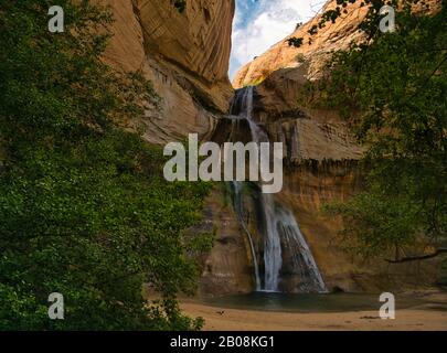 Ein kleiner, aber idyllischer Wasserfall mit Wasserbecken in einer Schlucht Stockfoto