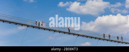 Panorama der Touristen über die Hängebrücke in Geierlay, Deutschland Stockfoto