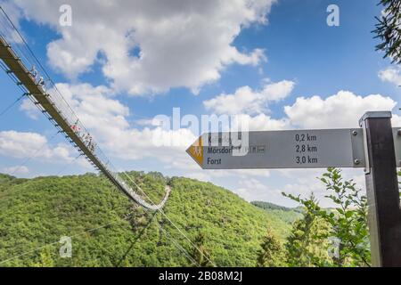 Touristenschild mit Wanderwegen an der Hängebrücke Geierlay in Deutschland Stockfoto