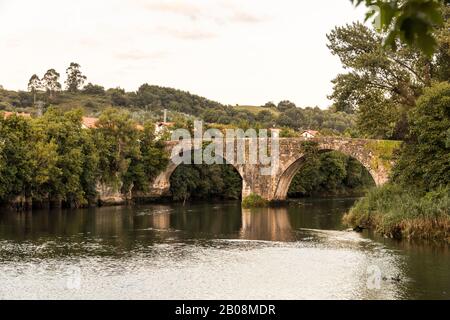 Oruna de Pielagos, Spanien. Die Puente Viejo (Alte Brücke) über den Fluss Pas in Kantabrien Stockfoto