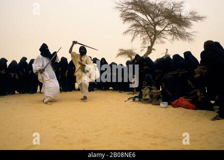 MALI, IN DER NÄHE VON TIMBUKTU, TUAREG-LAGER IN HARMATTAN-STAUBSTURM, TRADITIONELLE TÄNZE Stockfoto