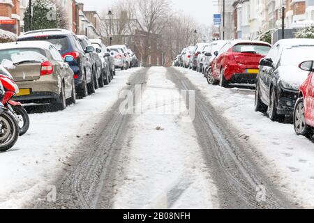 Bergauf Straße mit Schnee rund um West Hampstead in London beim Schnitten und Schlitten Stockfoto