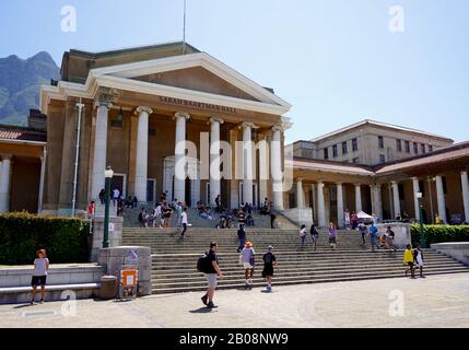 Kapstadt, Südafrika - 19. Februar 2020: Studenten sitzen auf den kultigen Stufen der Universität Kapstadt in Südafrika. Stockfoto