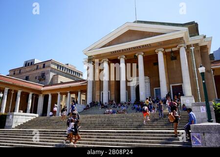 Kapstadt, Südafrika - 19. Februar 2020: Studenten sitzen auf den kultigen Stufen der Universität Kapstadt in Südafrika. Stockfoto