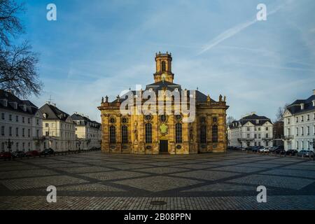 Deutschland, Schöne Kathedrale ludwigskirche und ludwigs Platz in der Innenstadt von saarbrücken Stadt mit Wolken, Sonne und blauem Himmel Stockfoto